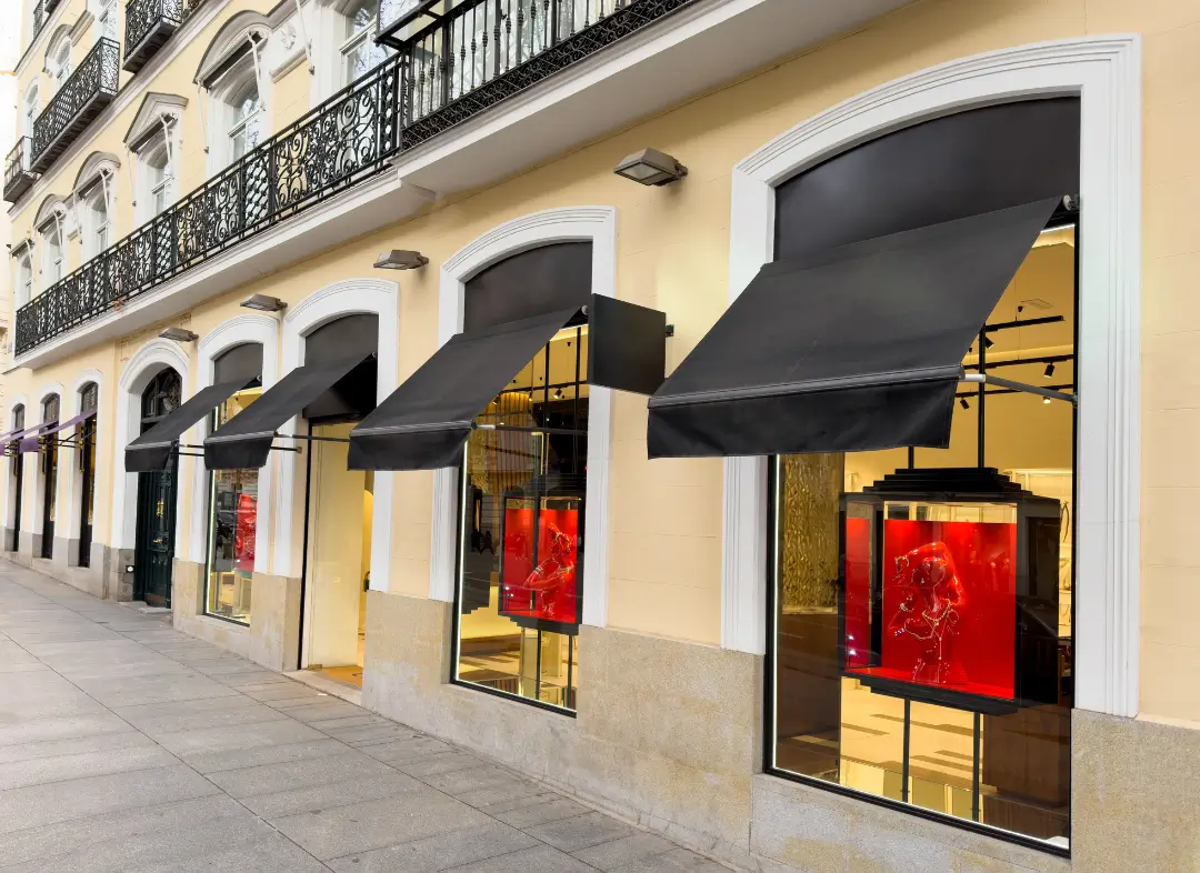 Façade vitrine de magasin en aluminium sur mesure à Lentilly